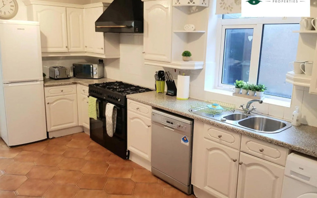 Classy 3-Bedroom MAC House with Garden - Pool Table - Netflix