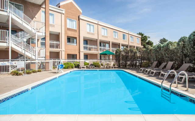 Baymont by Wyndham Madison Heights Detroit Area