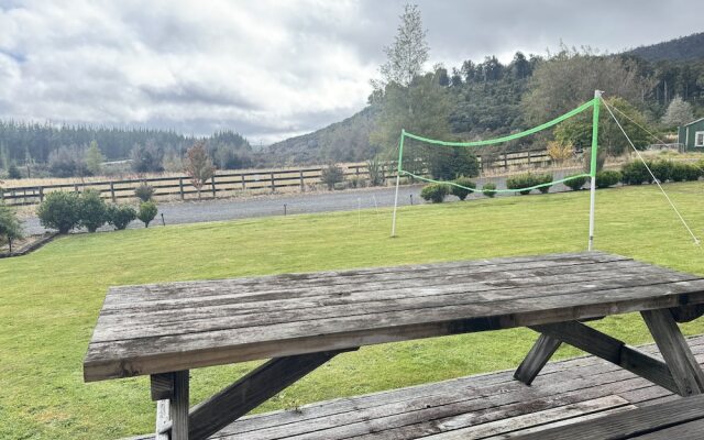 The Crossing Lodge and Backpackers