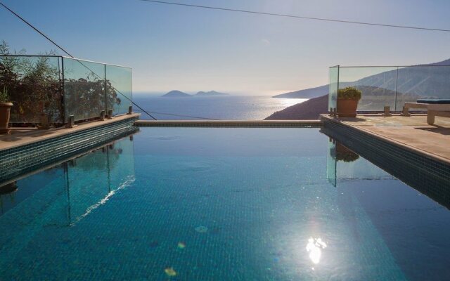 Villa Swan by Akdenizvillam