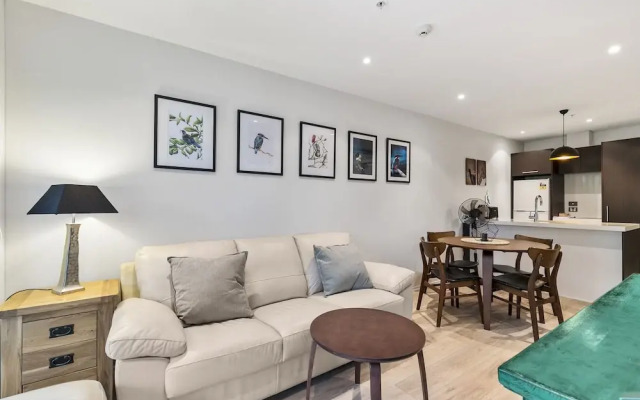 Chic 2BR Pool & Gym - Steps to Ponsonby