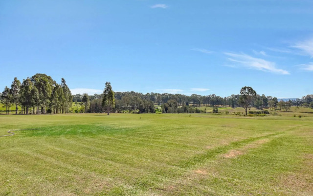 Noble Willow Estate Lovedale. Super Spacious, with views and pool