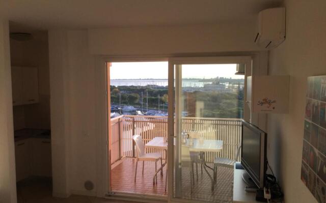 Signora Ruth - Aprilia Residence