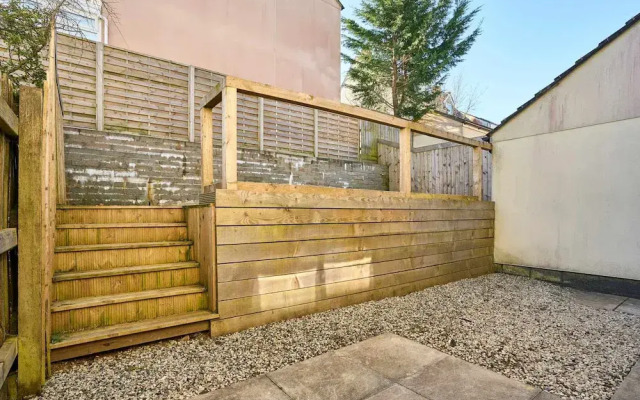 Host Stay Snowdrop Crescent II