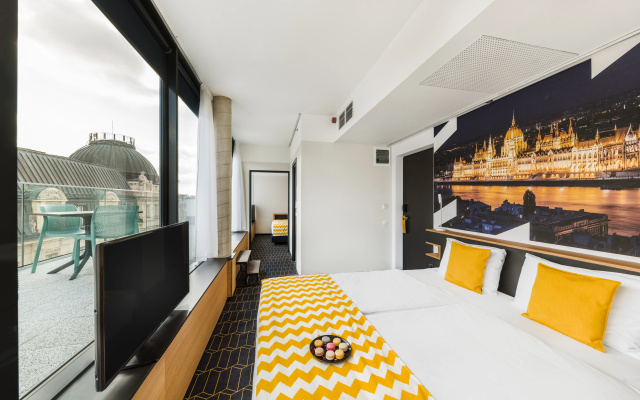 D8 Hotel