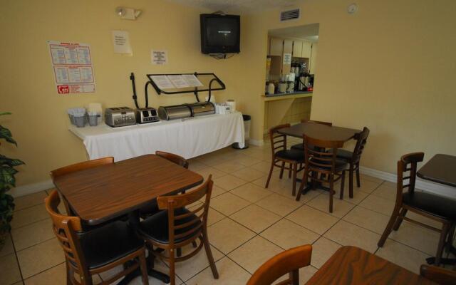 Howard Johnson Express Inn And Suites Lakes Front