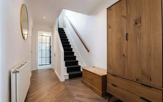 3 Bed House-free Parking