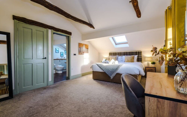 Luxurious Private Home w Hot Tub Log Burner