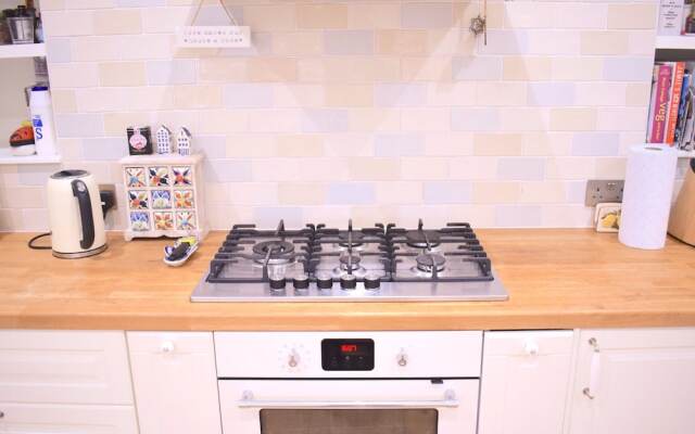 2 Bedroom Victorian Flat in Zone 1 Sleeps 4