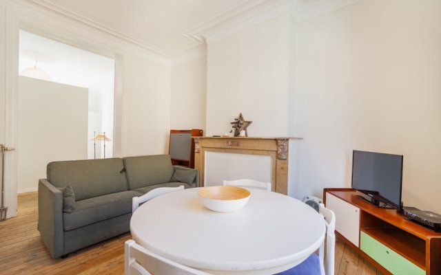 Centrally Located Bright 2 Room Apartment in Trendy st Gilles Self Check in