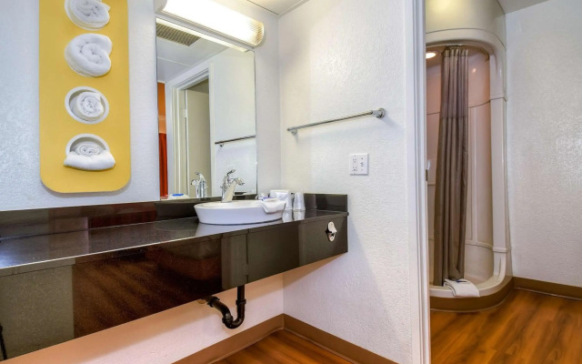 Motel 6 Corona, CA