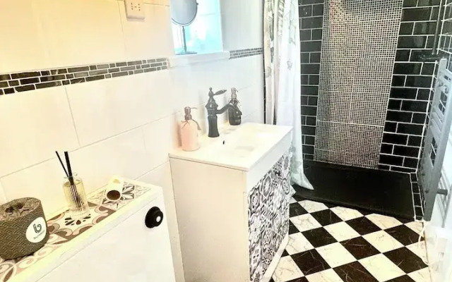 Peveril House, Spacious Eco-friendly Holiday Home