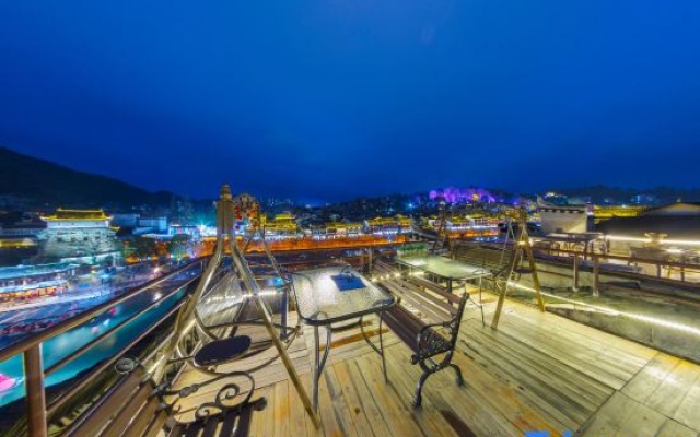 Phoenix Yixiao Qingcheng River View Homestay – People – Xiangxi