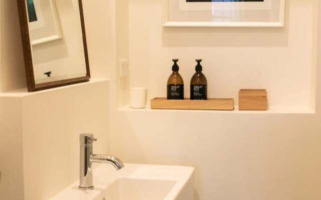 1930s Character 1 Bedroom Apartment With Sky Tower Views