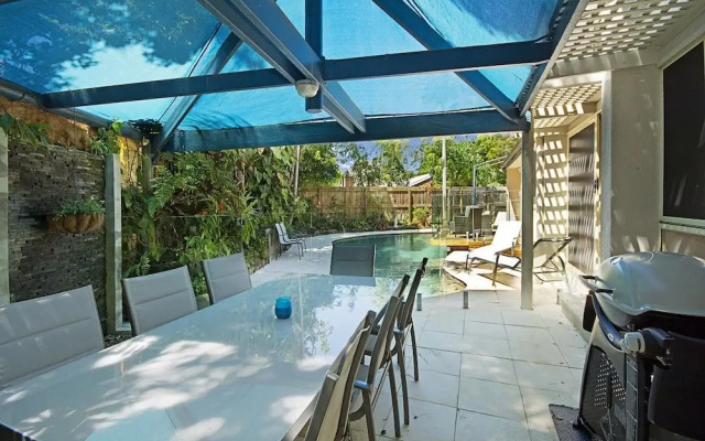 Tropical 5 bedroom family getaway in Noosa Heads