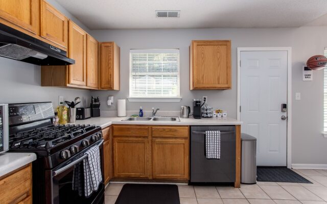 Basketball Court Cozy 3 BR in Decatur