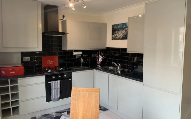 Lovely 2-bed Apartment in Wallasey, Sleeps 4