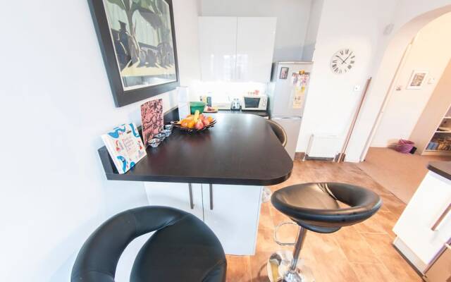 Charming 1-br Upper Holloway Flat For 2