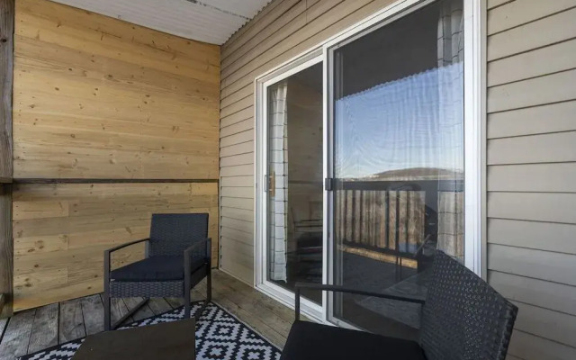 New Listing Vineyard Valley Views - Balcony