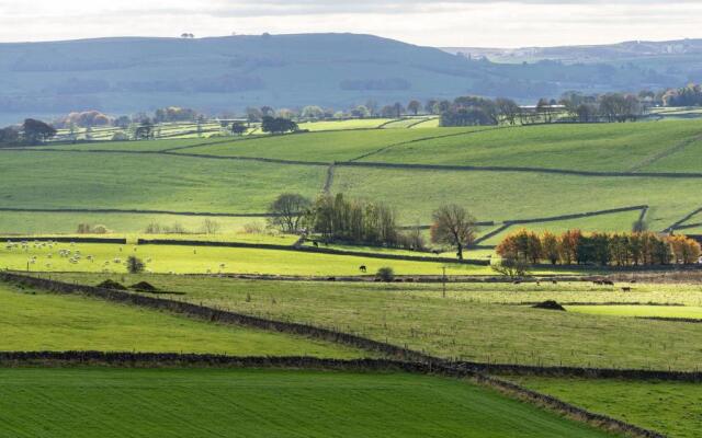 The Holmes Barn - Sleeps 16 - Peak District