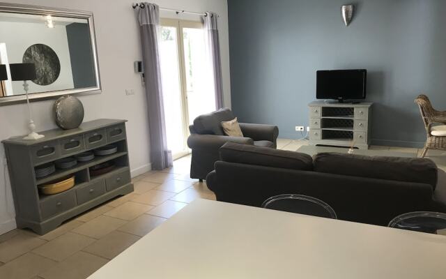 CHAMBRE D HOTES LE MAS DES LIMITES à ROGNONAS