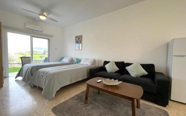 White House studio with sea view and parking