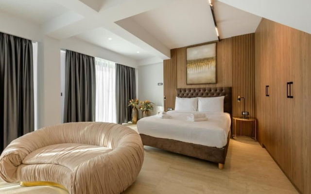 Cens Platinum Luxury Suites