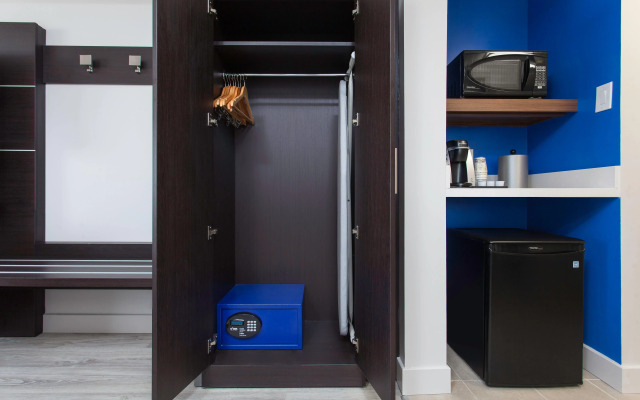 Holiday Inn Express & Suites Mississauga-Toronto Southwest by IHG