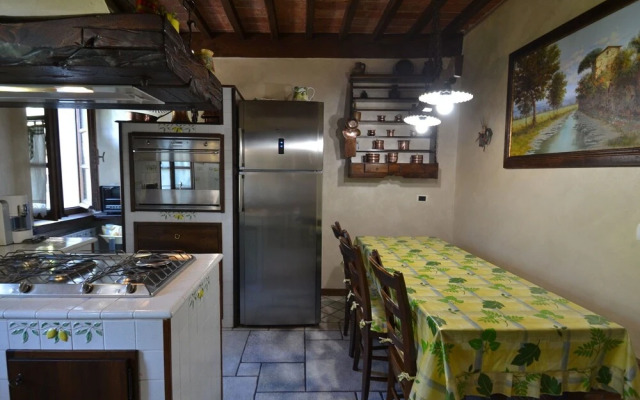Lovely Farmhouse in Castiglione di Garfagnana with Hot Tub