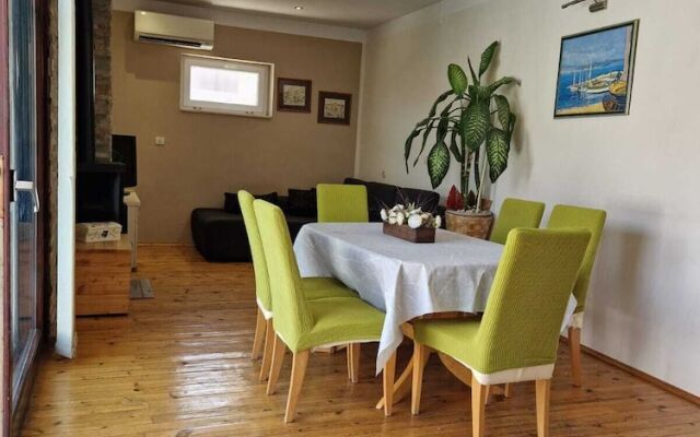 Coastal Apartment - Sleeps 6, Balcony & Parking