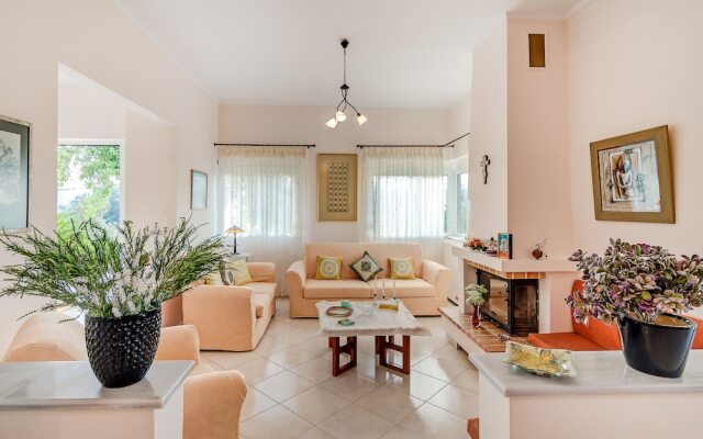 Light Filled Spacious Private Villa with Pool