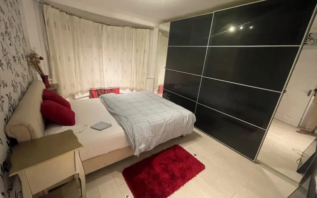 Luxurious 6-bed Entire House in London Ilford
