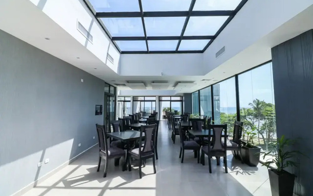 Skylight Suites Restaurant Bar