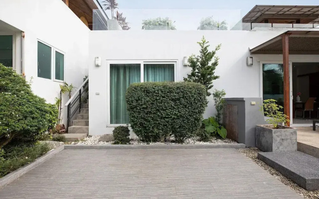 Miami-Style 2BR Pool Villa Janine Kamala