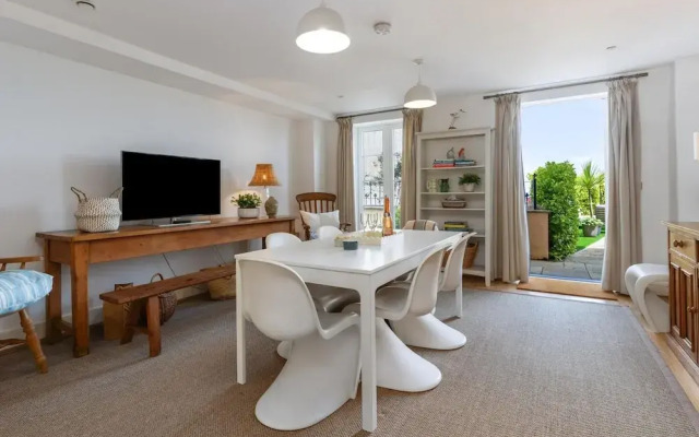 Nash House - Seafront With Parking Close to Town