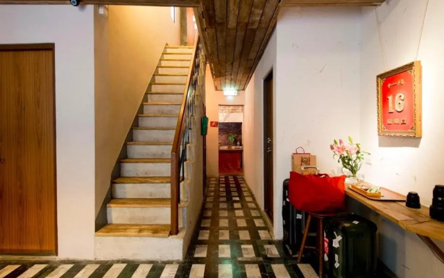 Solo Singer Hotel
