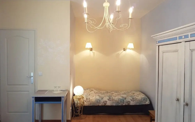 A L'ombre Du Clocher