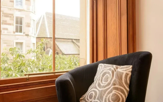 JOIVY 5 Bedroom Apt Near Meadows & George Square