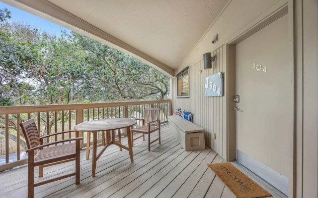 Treetop Beach Condo Sleeps 7!