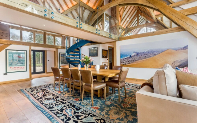 Stunning Lakeside Country Retreat near Cirencester