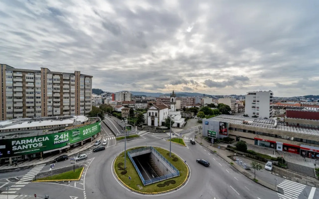 House and People - Rotunda do Caires