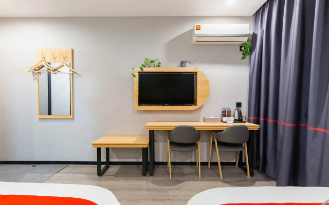 Yunyi Chain Hotel (Nanjing Qixia Yaohuamen Subway Station)