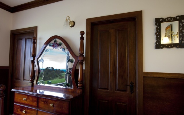 A Cottage with a View at Tudor Ridge – Guest Rooms – Melbourne