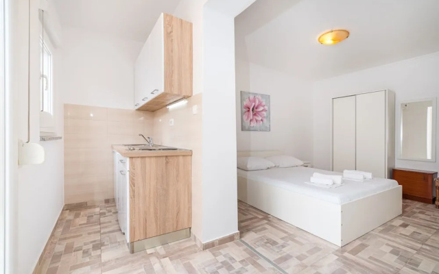 Studio Apartments Near Center 3