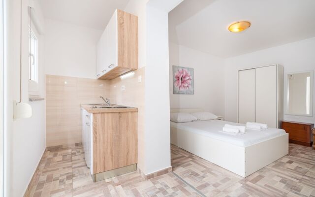 Studio Apartments Near Center 3