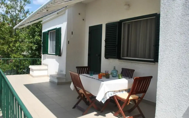 Nice 2-bedroom Private House, 50 m Beach, Sutivan