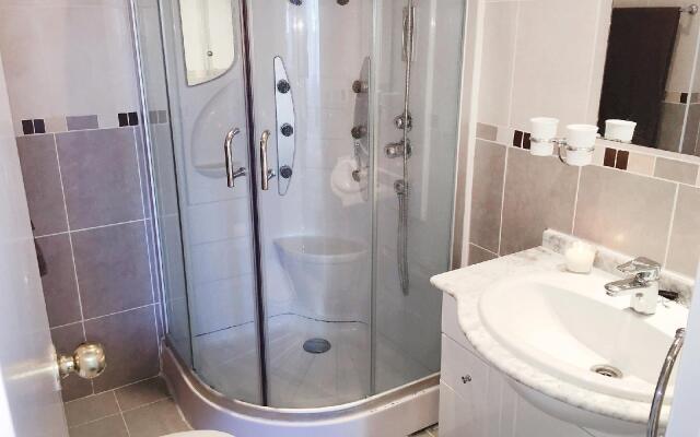 2056 - Apt with terrace sea view