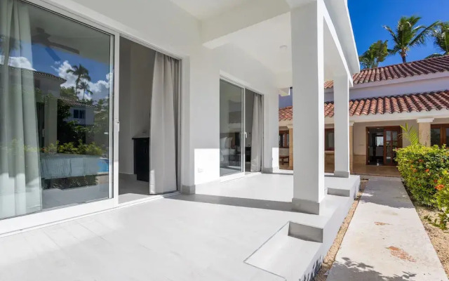 Beachfront 7BR Villa with Pool & Maid