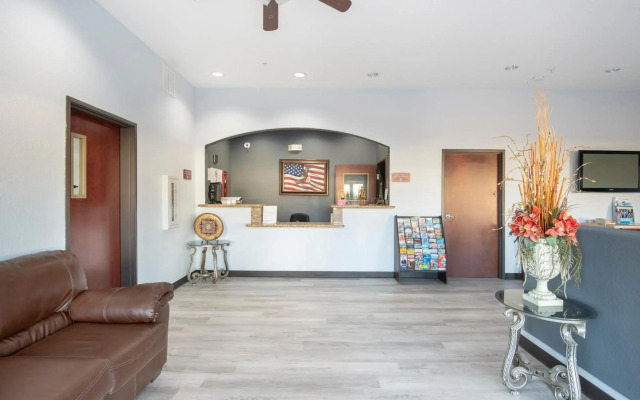 OYO Townhouse Clute Lake Jackson