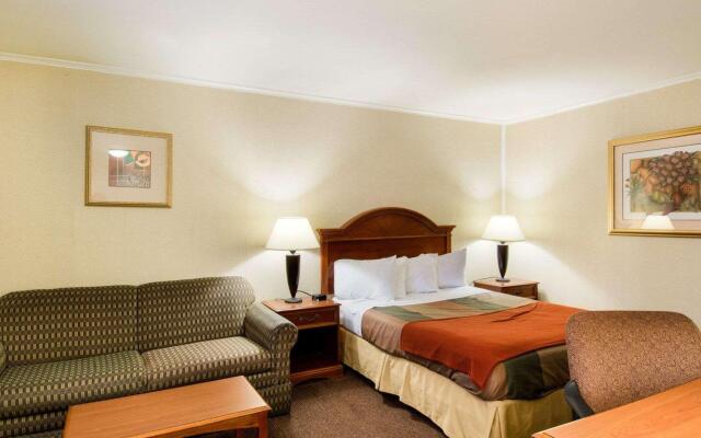 Econo Lodge Inn & Suites